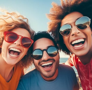 jovens reunidos felizes 