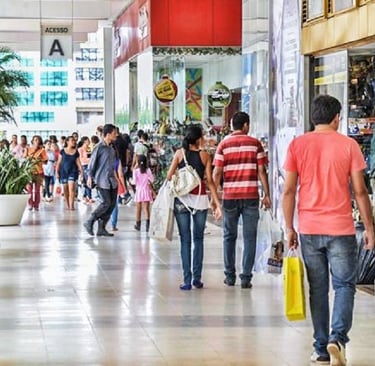 imagem de pessoas andando em shopping fazendo compras.