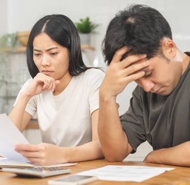 um casal hétero olhando as contas que tem que pagarem juntos e estão olhando para os Boletos