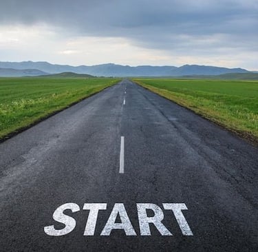 imagem de uma estrada com a palavra start escrita no chão. 