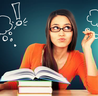 jovem estudando sobre educação financeira