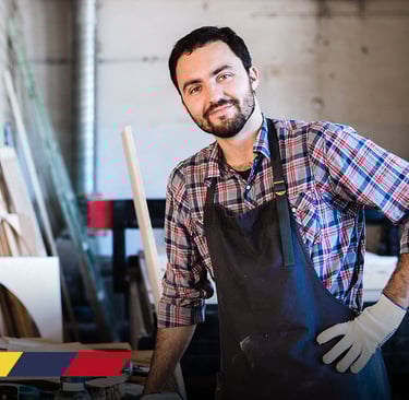 imagem de um rapaz artesão.