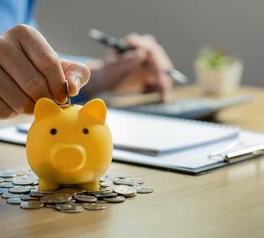 imagem de um jovem guardando dinheiro para investir futuramente em um financiamento