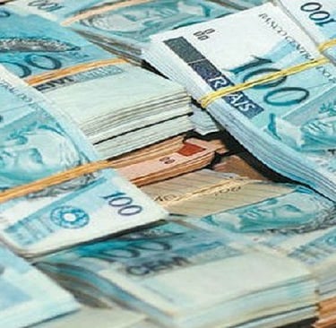 imagem de varias notas de dinheiro brasileiro real