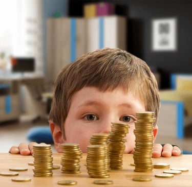 imagem de um garotinho juntando seu dinheiro para o seu futuro .