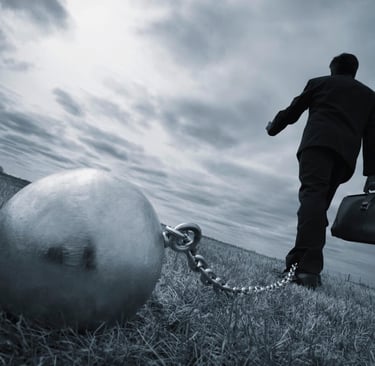 imagem mostra homem acorrentado ilustrando  a ideia de um homem preguiçoso