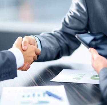 Dois executivos fechando negócios e apertando as mãos .