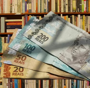 imagem mostra uma biblioteca com vários livros e a imagem de 04 cédulas de dinheiro