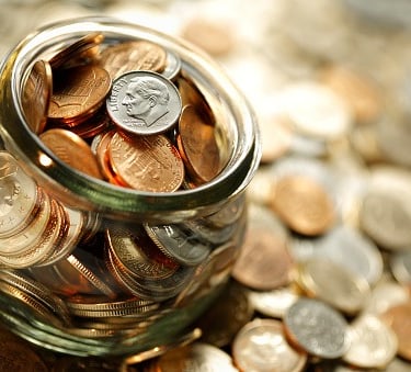 varias moedas juntas mostrando uma  forma de juntar dinheiro