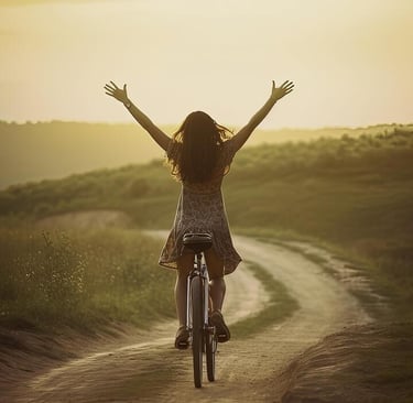 jovem andando de bicicleta em uma estrada rural ..