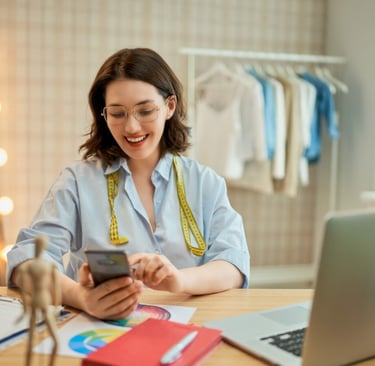 imagem de uma empreendedora fazendo cálculos financeiros.