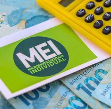 imagem mostra dinheiro uma calculadora e um cartão de micro empreendedor