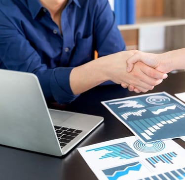 imagem de um empresário fechando um negocio de trabalho