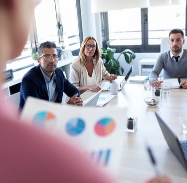 sala de reunião com executivos trabalhando.