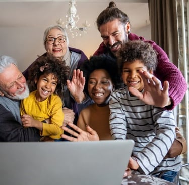 imagem de um núcleo familiar . com todas as gerações reunidas.
