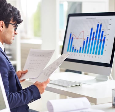 imagem ilustrando um jovem analisando suas aplicações e investimentos