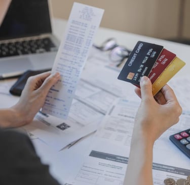 imagem uma pessoa fazendo o pagamento  da fatura do cartão