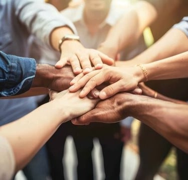 imagem de um grupo de pessoas juntas 