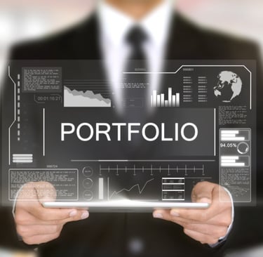 imagem mostra um executivo de finanças segurando um tablet com ilustração de infográficos