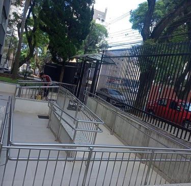 Guarda-corpo de inox sob medida instalado em residência em Curitiba