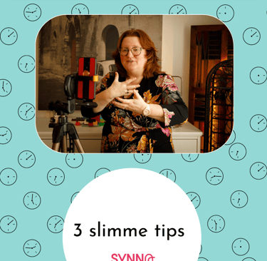 Joyce van Synna achter een telefooncamera uitleg geven