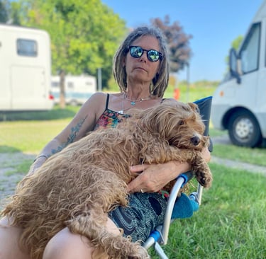 chien dans les bras de son humaine
