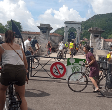 Vélorution 2023 sur la passerelle de Tain-Tournon