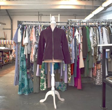 Maniquí con chaqueta granate