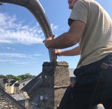 Passage d’une gaine inox dans un boisseau pour tubage de cheminée à Vannes – Morbihan