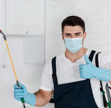 deratiseur avec son materiel pour la dératisation et desinsectisation a nice