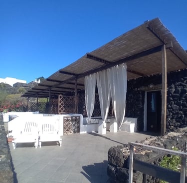 Dammuso in offerta a Pantelleria con patio arredato, parte delle promozioni del momento sul sito