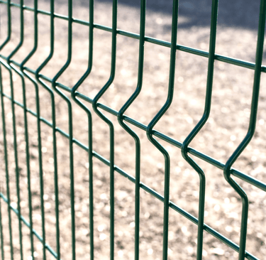 Kaynak makinesinde üretimi ve kaynağı tamamlandıktan sonra kullanılan panel çit örneği