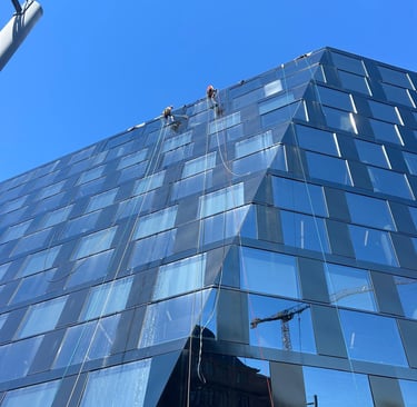 Professionelle Fensterreinigung in der Höhe
