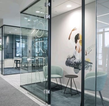 Open space aménagé, bureaux vis-à-vis plexiglass, baies vitrées