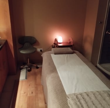 Room with Treatment plint in centre with orange glow salt lamp at top right
