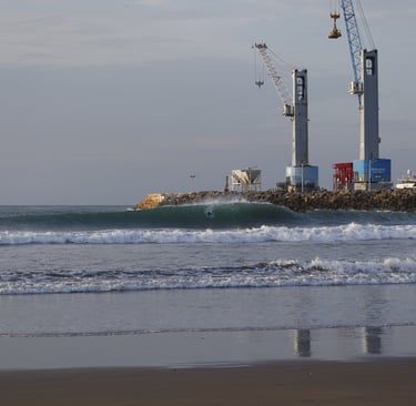 Wave breaking at Manta´s Jetty creating a perfect pick been ridden