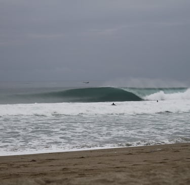 A perfect wave on an ecuadorian beachbreak