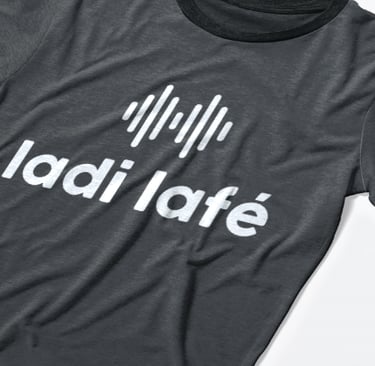 t shirt noir avec un logo fictif "ladi lafe" une station de radio