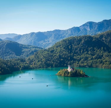 Bledsko jezero i otok s crkvom Marijinog uznesenja u Sloveniji.