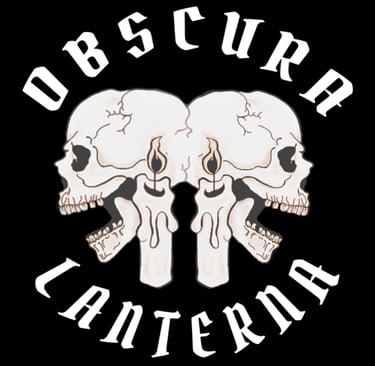 Le logo de la marque. Deux crânes qui sont dos à dos avec deux bougies et le nom "Obscura Lanterna"