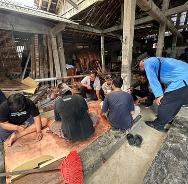 Kunjungan di tempêta pembuatan kerajinan tembaga dan kuningan kotagede