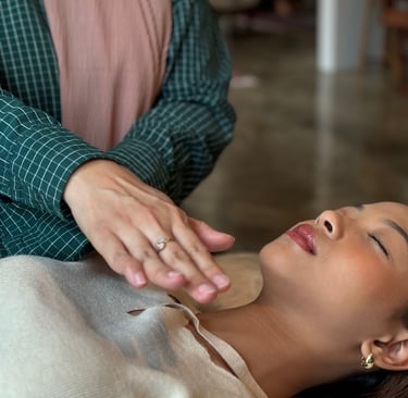 Sesi Reiki diberikan oleh praktisi dengan cara meletakkan tangan pada area chakra tertentu 