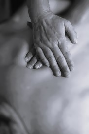 Deux mains massent le dos. Massage sportif. Avec pression