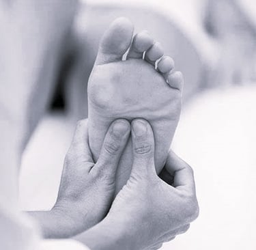 massage d'un pied. Réflexologie plantaire
