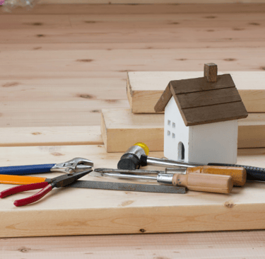 une maison avec des outils de renovation intérieure que va réaliser chantiers express