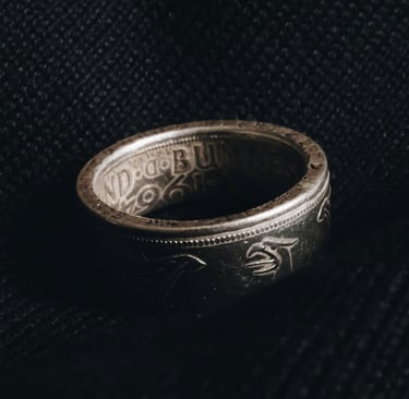 Anillo masculino estilo deportivo con grabado motivacional