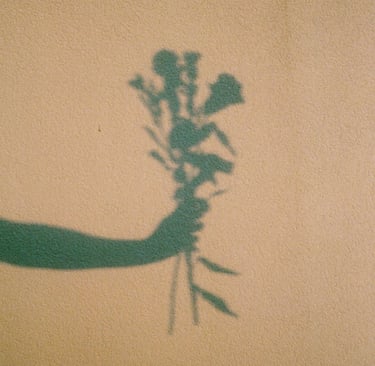 Kobido Annecy une femme qui tient un bouquet