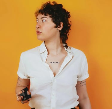 Ritratto autistico non binario con stim toy – Ipnosi ADHD Ginevra.