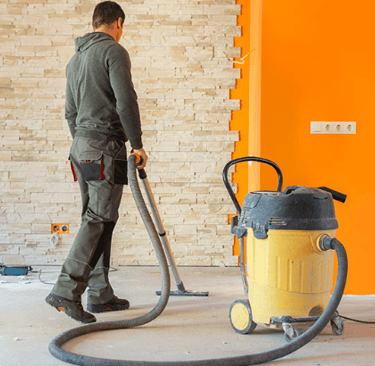 professionnel nettoyant une villa après un chantier 06 mougins