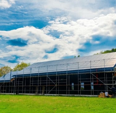 ein großes Gebäude mit einem großen Solardach